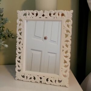 Lightweight White Rectangular Mirror with Plastic Frame (9x7in)